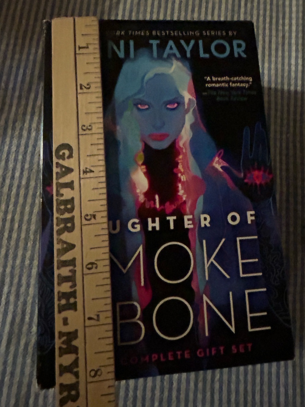 Daughter of Smoke & Bone: The Complete Gift Set 3 Book Set by Laini Taylor - Picture 9 of 10